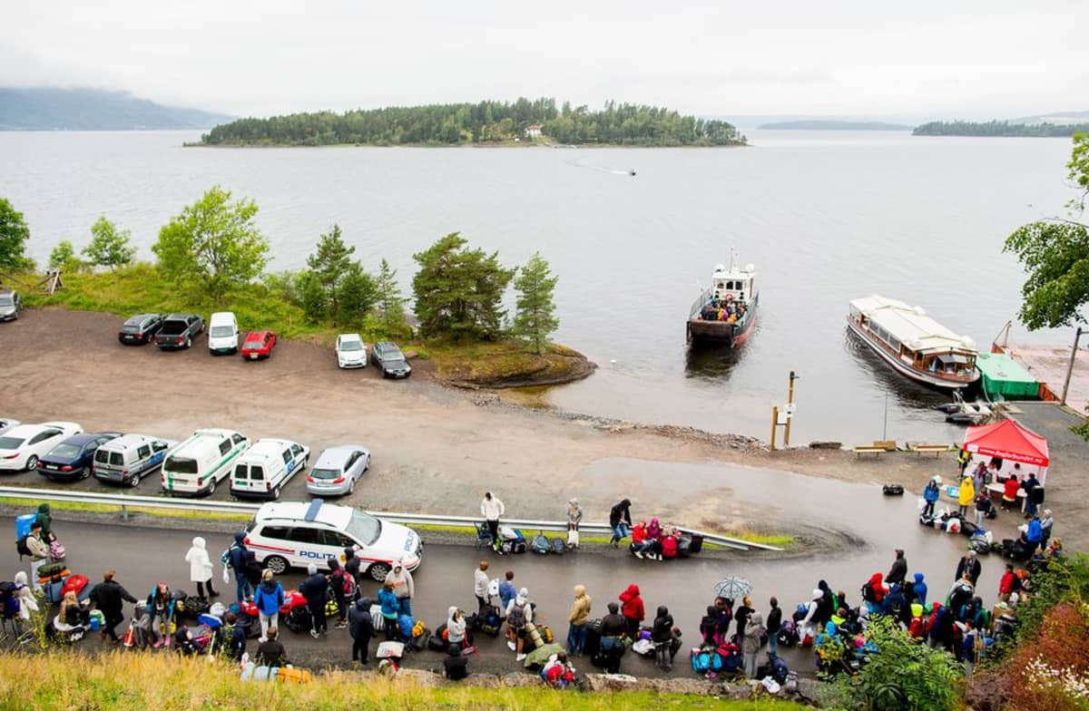 Nuoret odottavat MS Thorbjoern lautan vievän heidät Utøyan saarelle.