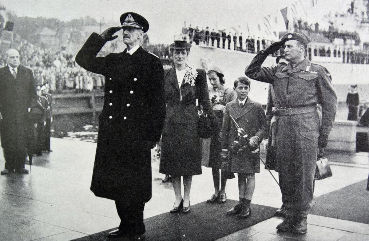 Kuningas Haakon, prinsessa Martha ja prinssi Olav lapsineen palasivat kotiin Norjan vapautuksen jälkeen 1945.
