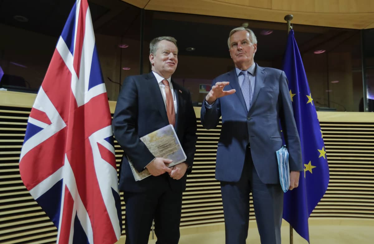 Britannian David Frost sekä EU:n Michel Barnier maanantaina, ensimmäisen neuvottelukierroksen alkaessa.