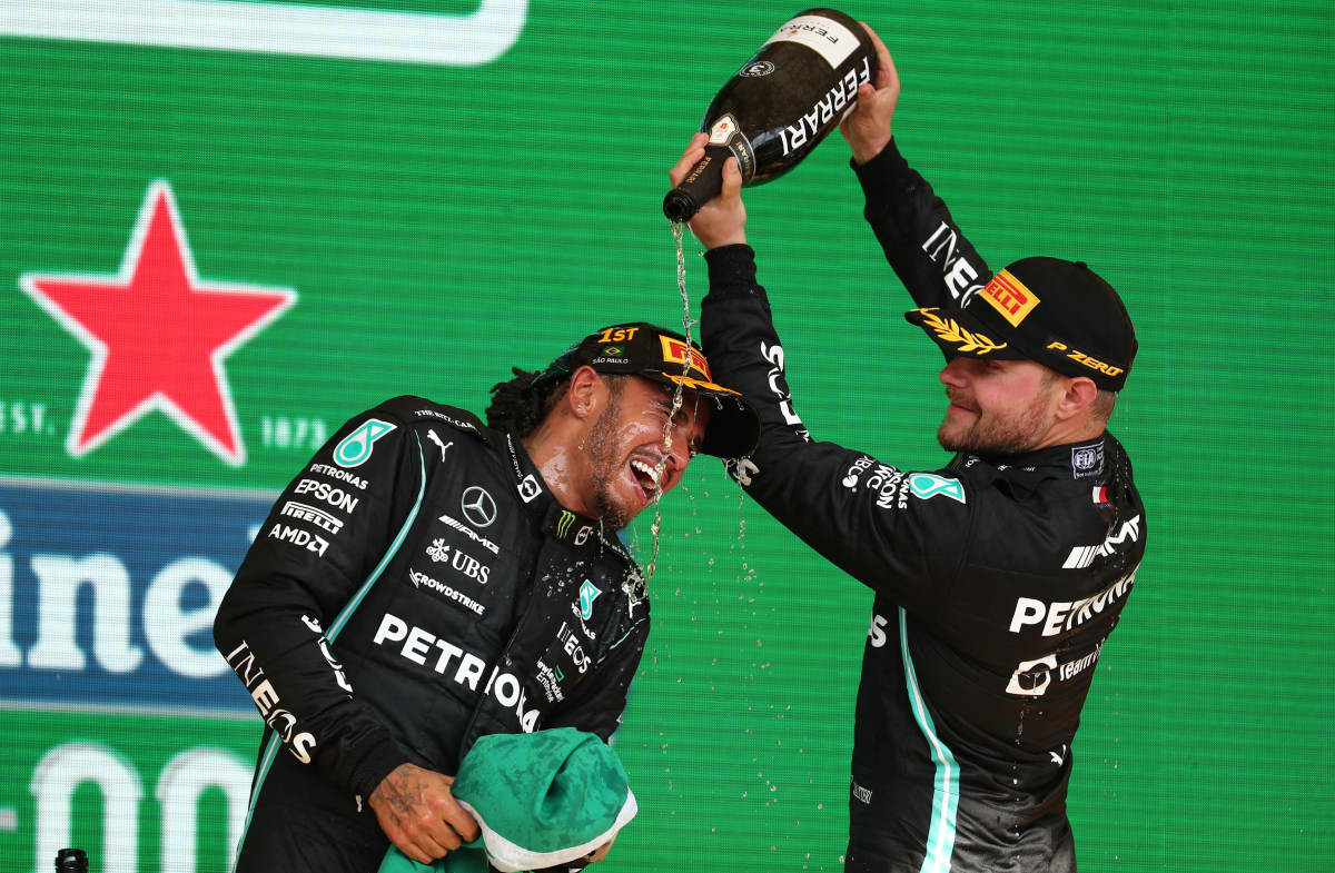 Valtteri Bottas häller champagne på Lewis Hamilton.