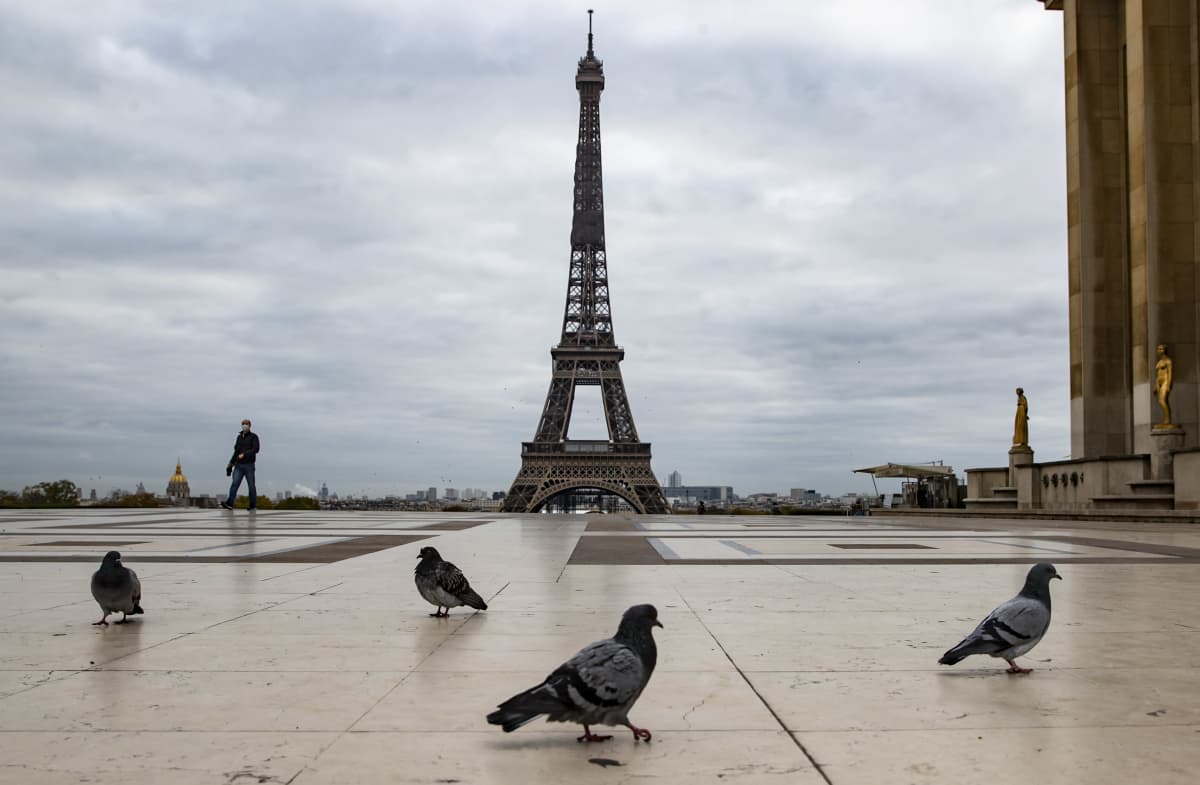 Pariisin Eiffel-tornin edusta on tyhjillään maassa vallitsevan ulkonaliikkumiskiellon vuoksi.
