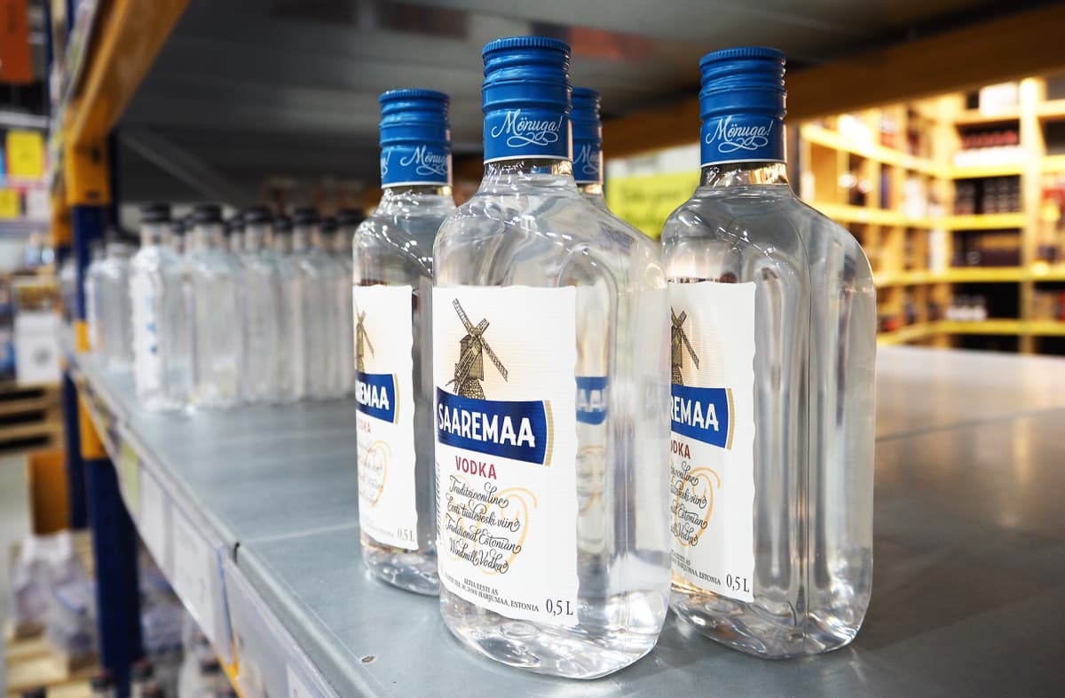 Vodkapulloja tallinnalaisen myymälän hyllyssä.