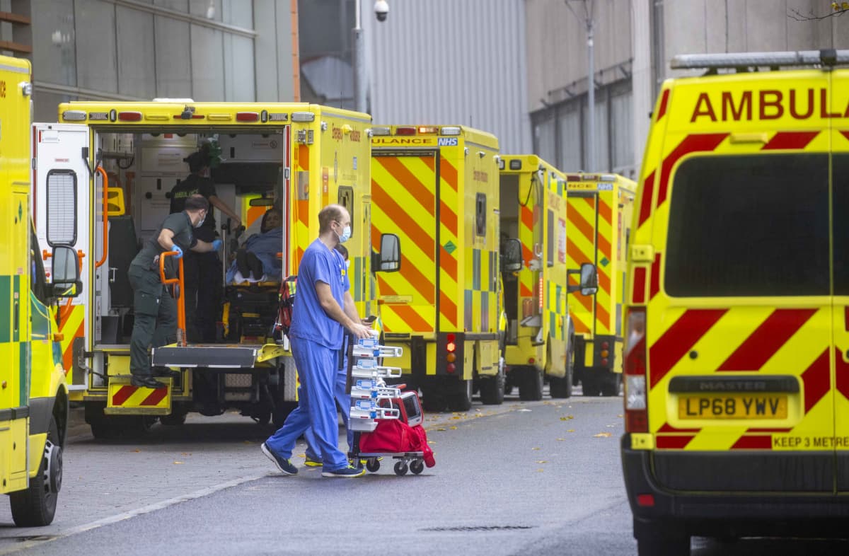 Ambulansseja jonossa sairaala-alueella Lontoossa.