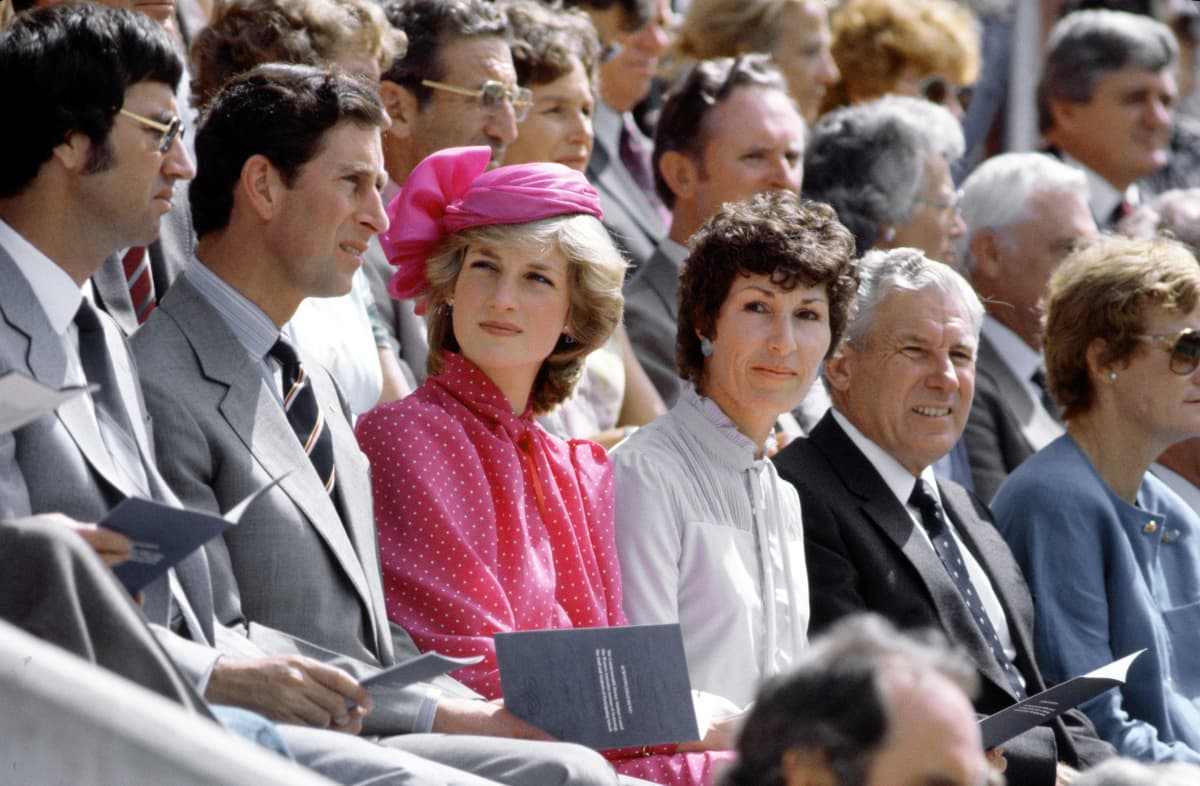 Prinsessa Diana pinkissä hatussa.