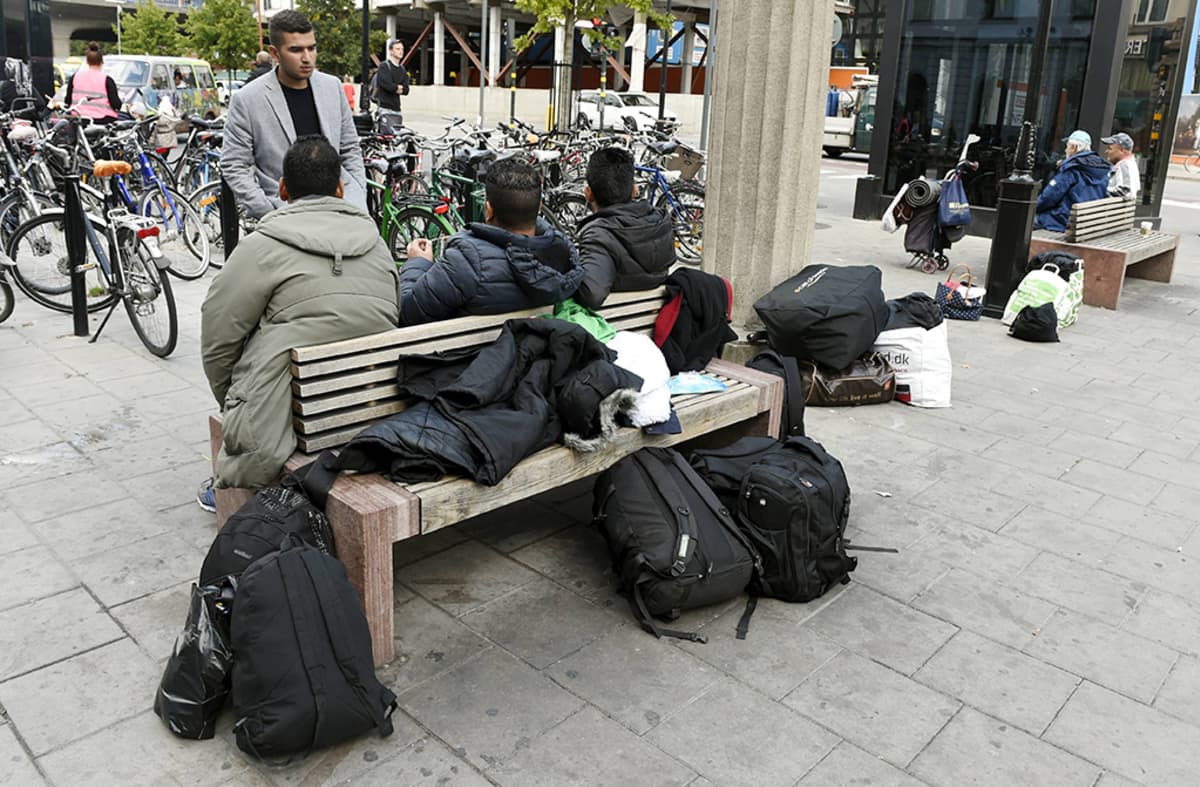 Suomeen matkalla olevat irakilaismiehet odottelevat Luulajaan lähtevää junaa Tukholman keskusrautatieasemalla.