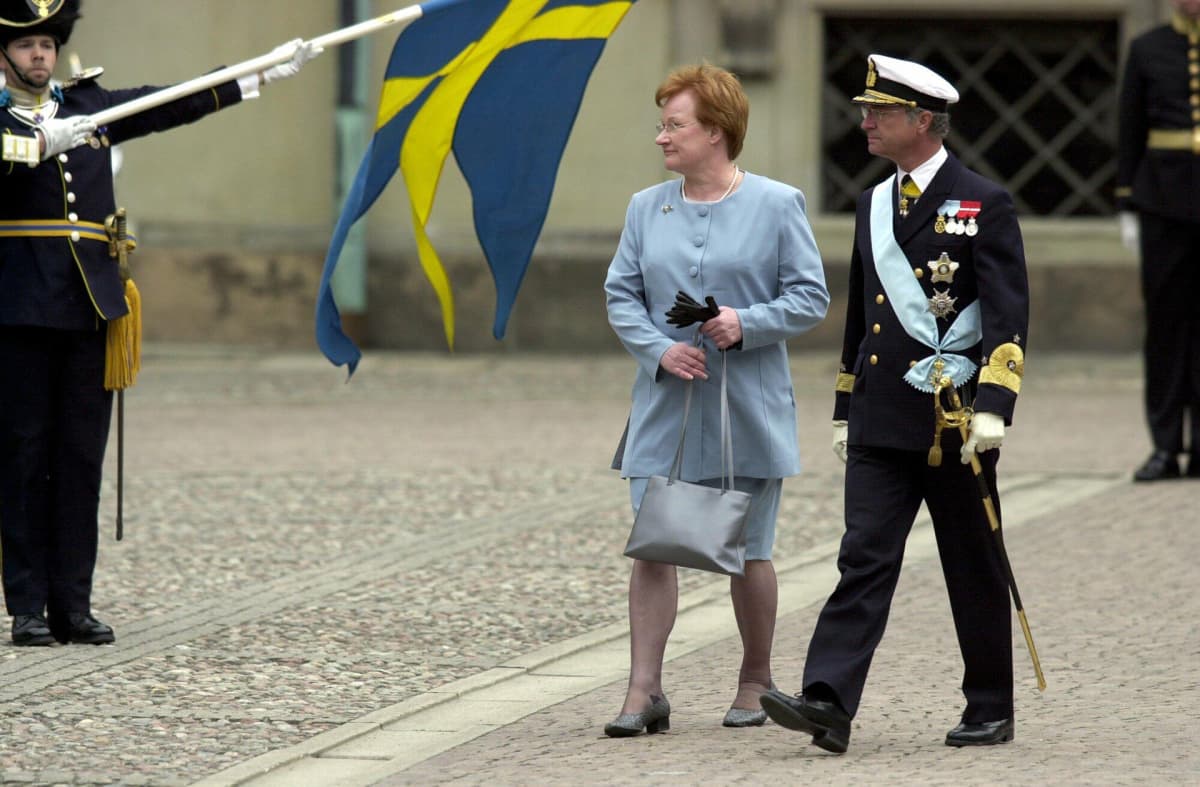 Tarja Halonen ja Ruotsin kuningas Kaarle Kustaa Halosen valtiovierailulla Tukholmassa 2.5.2000.