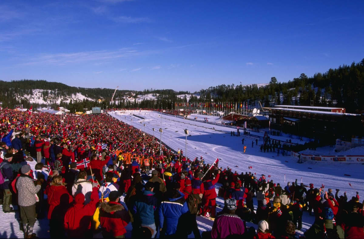 Granåsenin hiihtostadionilla riitti väkeä vuoden 1997 MM-kisoissa.