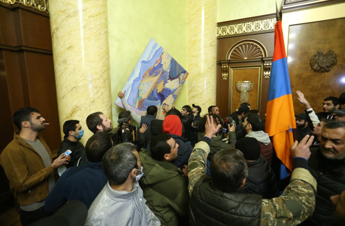 mielenosoittajia Armenian parlamentissa