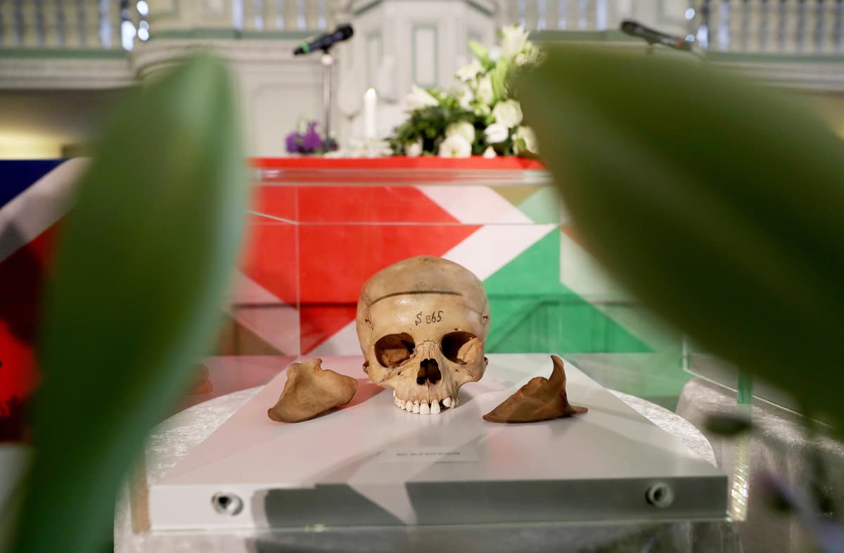 Saksa palautti siirtomaakaudella kuolleiden namibialaisten jäännöksiä seremoniassa Berliinissä elokuussa 2018.