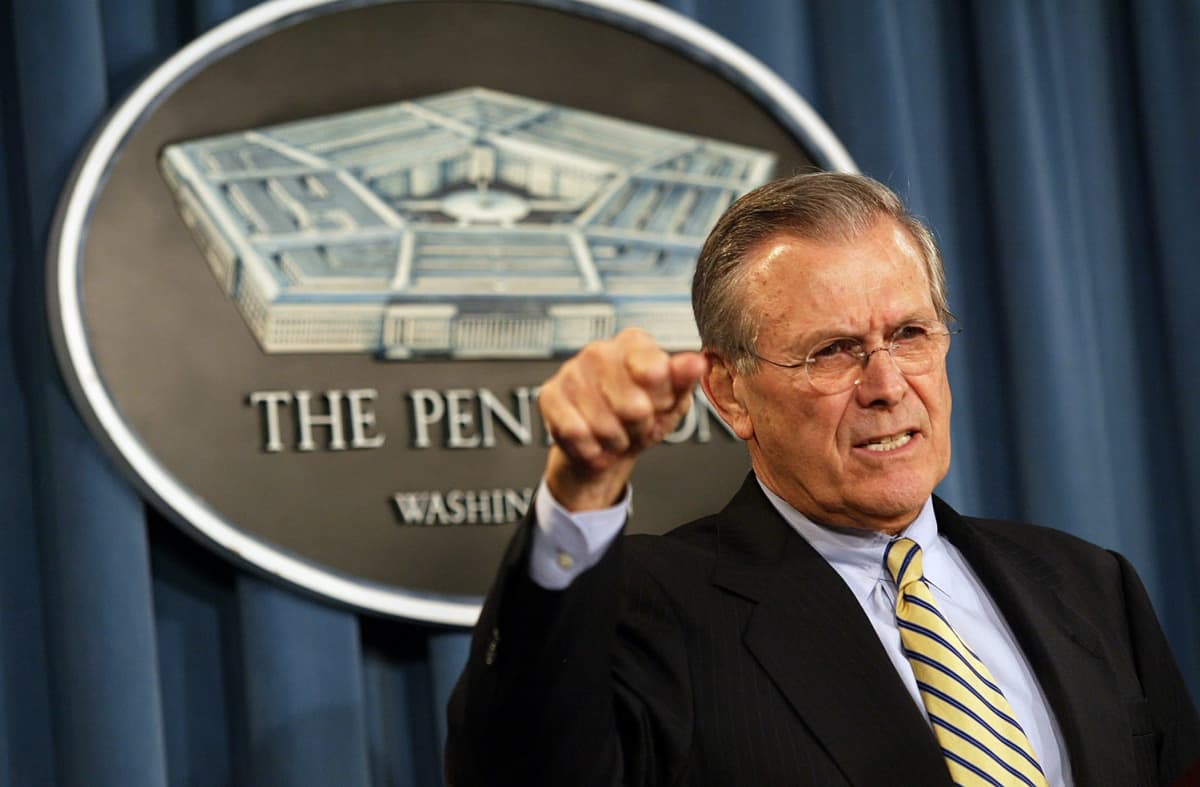 Yhdysvaltain silloinen puolustusministeri Donald Rumsfeld tiedotustilaisuudessa vuonna 2004.