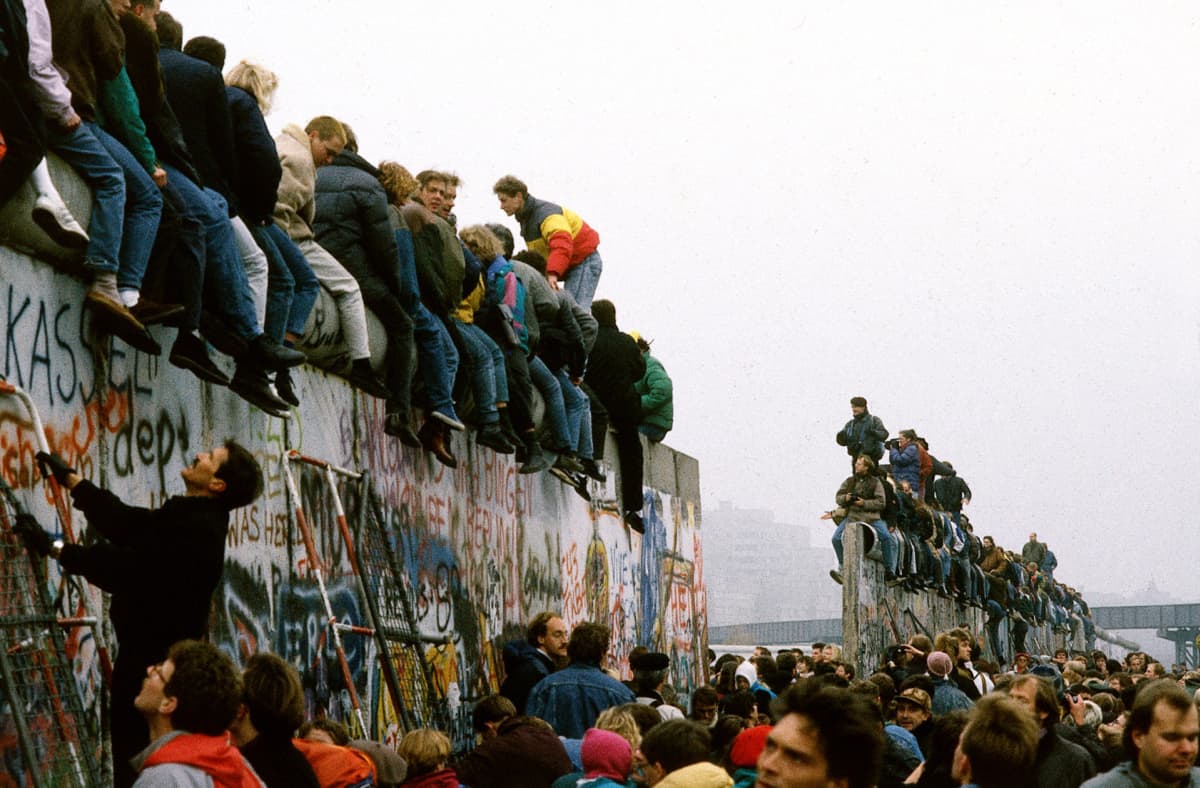 Ihmisiä Berliinin muurilla 10. marraskuuta 1989.
