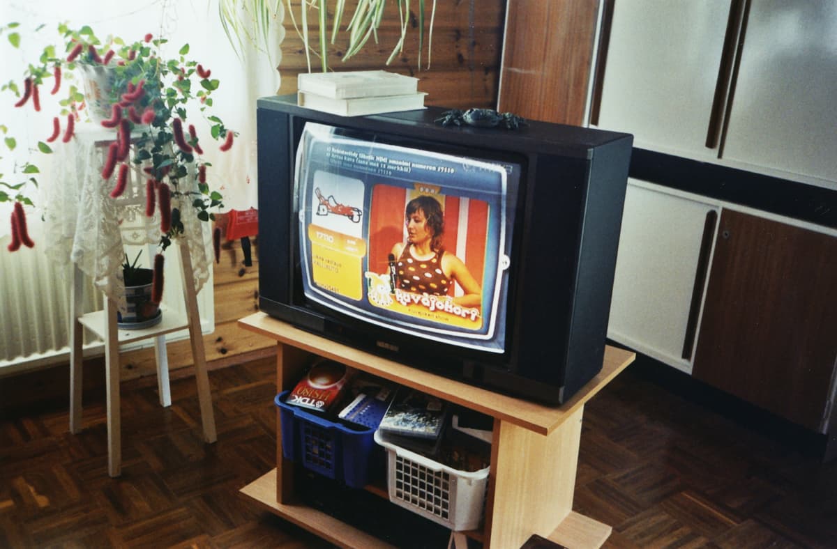 Televisio ja VHS-kasetteja.