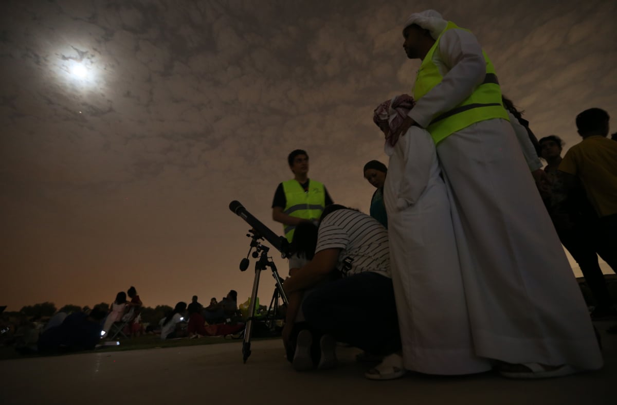 Ihmisiä katselemassa kaukoputkella taivaalle Dubaissa.