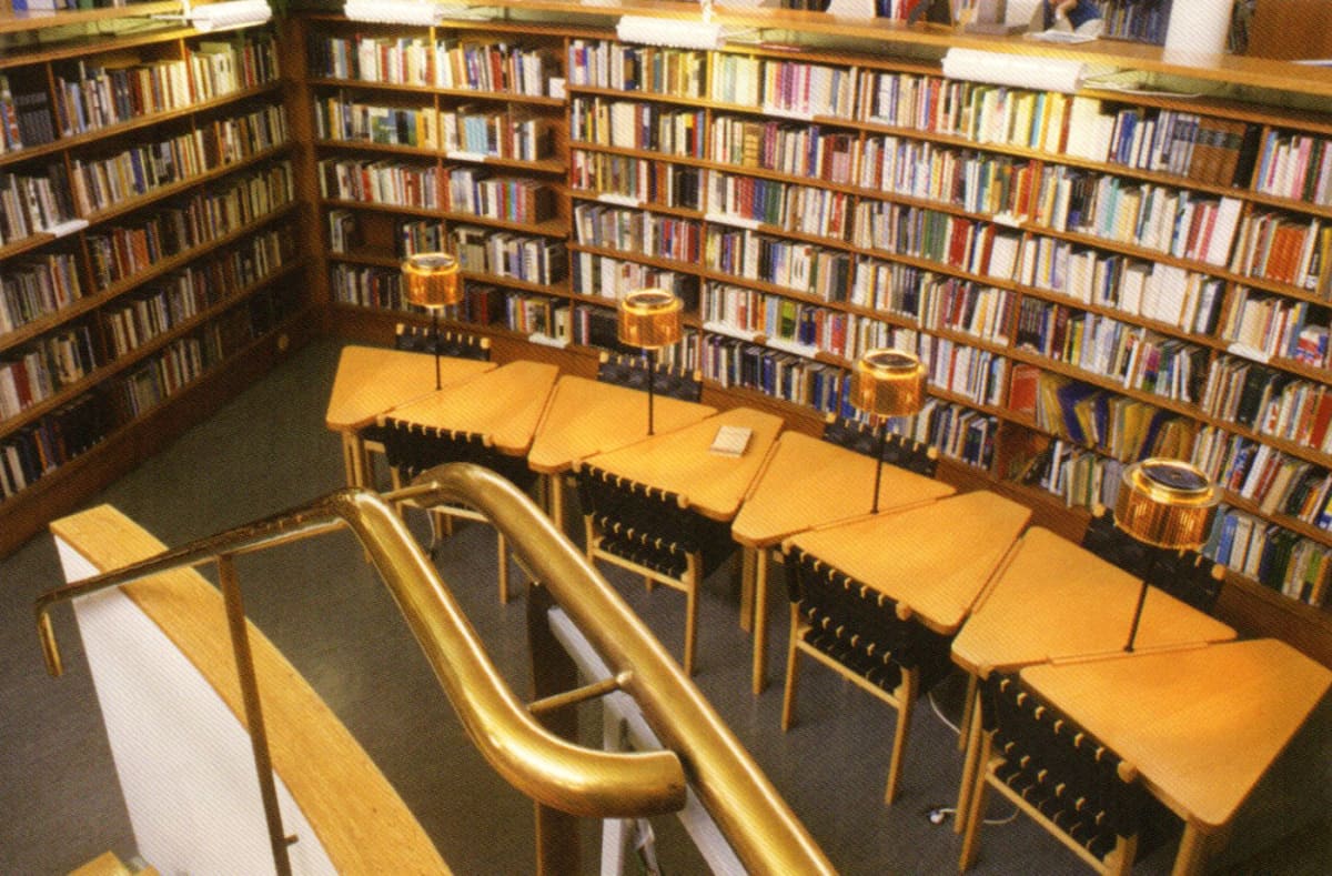 Alvar Aallon kirjaston vanha kirjamonttu. 