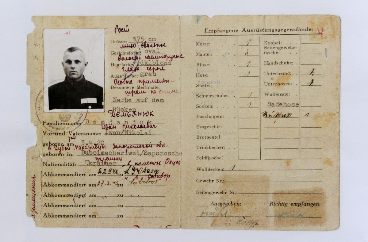Ivan eli John Demjanjukin palveluskortti, jonka hän sai toimiessaan Trawnikin keskitysleirin vartijana.