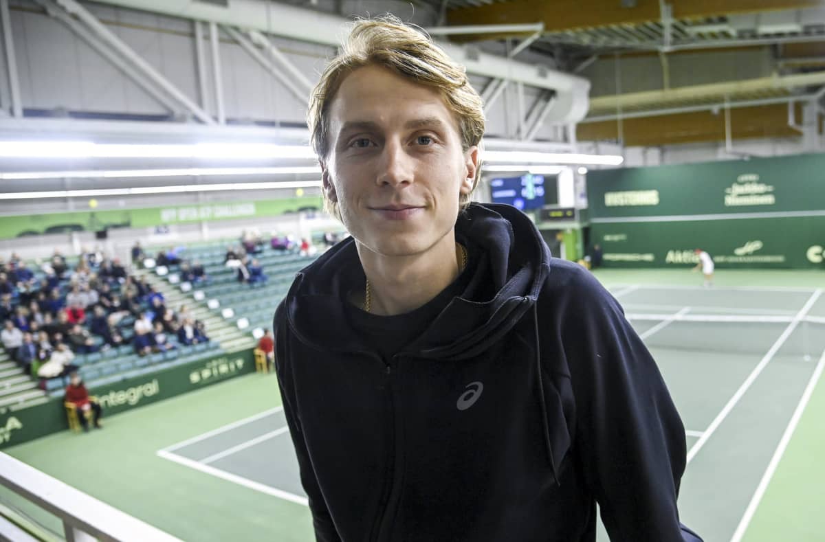 Tennisammattilainen Emil Ruusuvuori tenniksen miesten ATP-haastajaturnauksessa Talin tennishallissa Helsingissä 17. marraskuuta 2021.