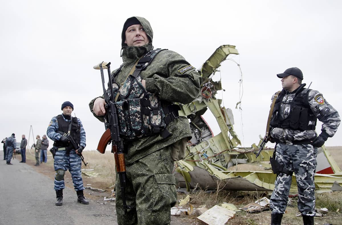 Itä-Ukrainan separatistit vartioivat alasammutun matkustajakoneen onnettomuuspaikalla lähellä Donetskia 11. marraskuuta.