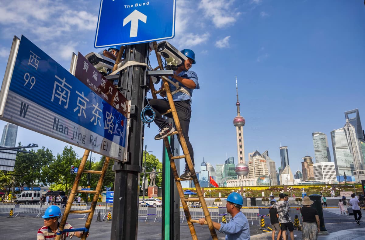 Shanghaissa asennettiin valvontakameraa Bund-joenvarsibulevardin tuntumaan 24. elokuuta 2020.