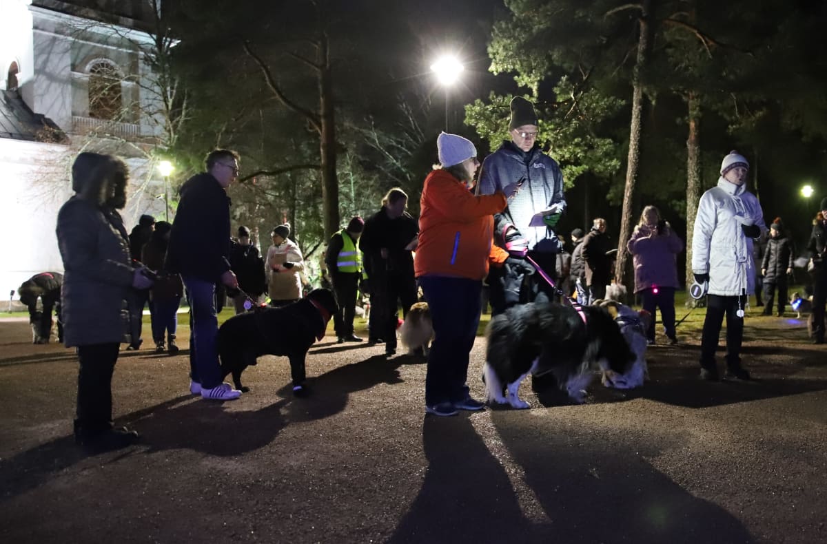 Koirat ja koirien omistajat osallistuivat koirien joulukirkonmenoihin kirkon pihalla