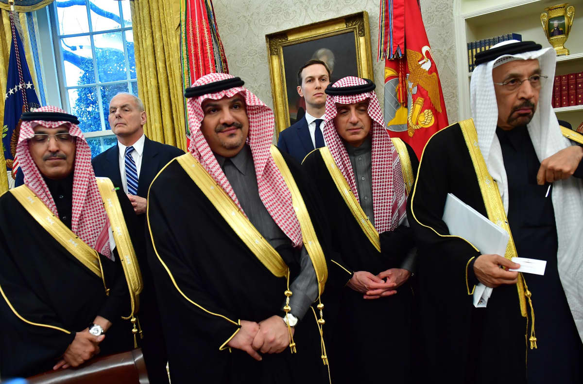 Valkoisen talon kansliapäällikkö John Kelly ja neuvonantaja Jared Kushner seisovat saudidelegaation taustalla Valkoisessa talossa 20. maaliskuuta 2018. Kruununprinssi Mohammed bin Salmanin johtama delegaatio saapui Yhdysvaltoihin neuvottelemaan presidentti Trumpin kanssa.