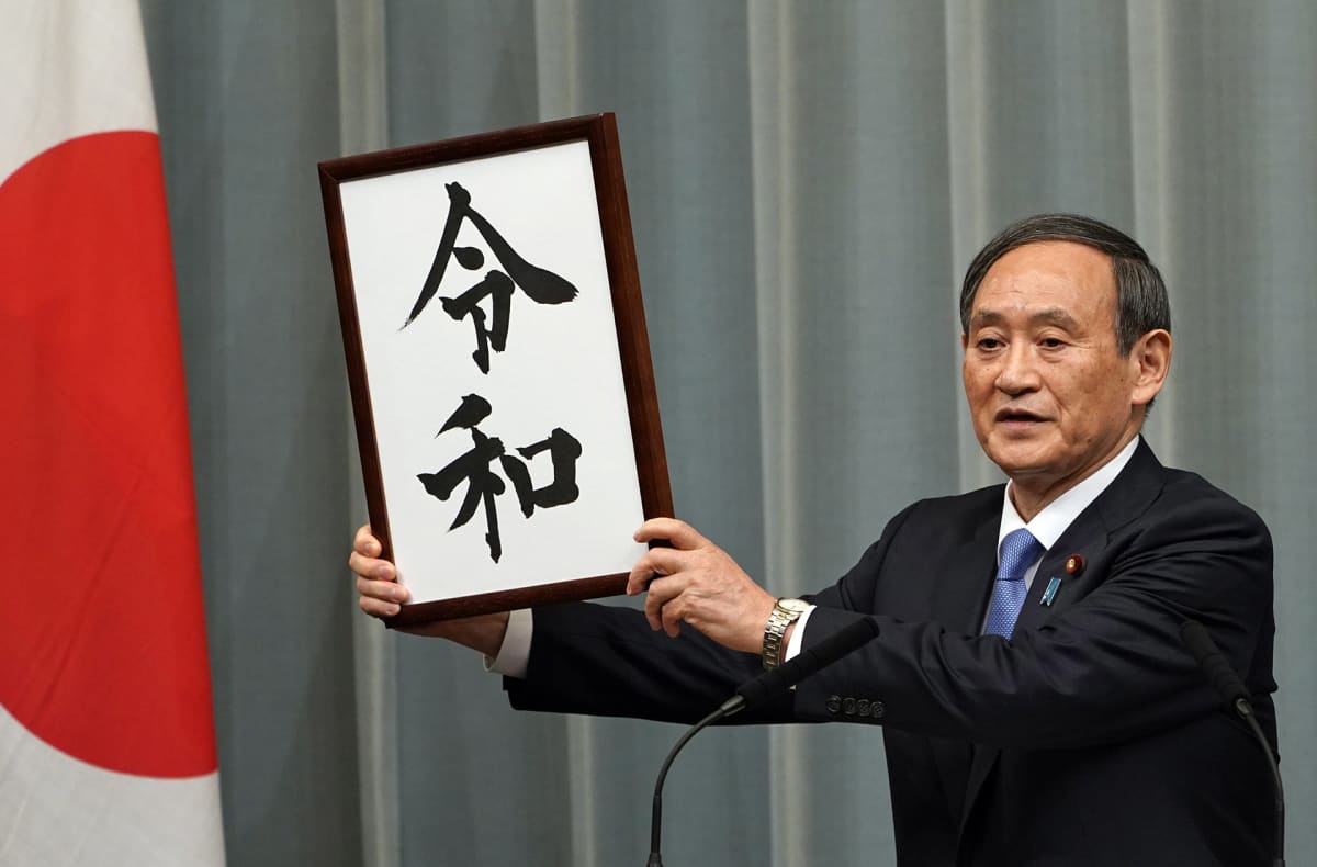 Japanin hallituksen kansliapäällikkö Yoshihide Suga uuden aikakauden nimen "Reiwa" pääministerin toimistossa Tokiossa 1. huhtikuuta.