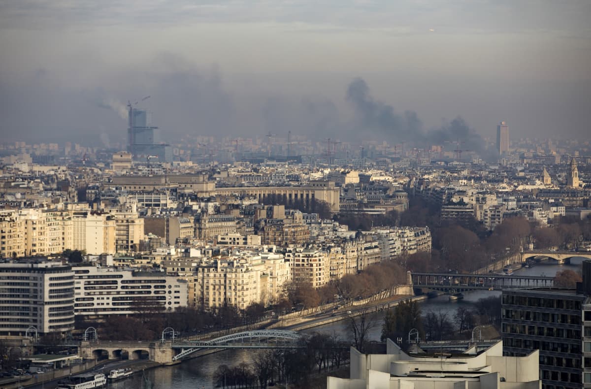 Pariisin kaupunkikuvaa, ilma on saasteista harmaa.