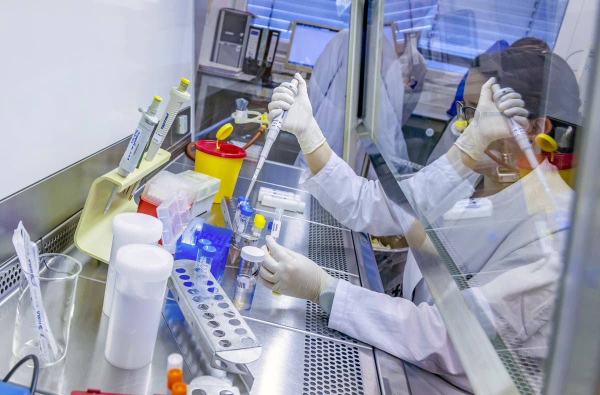 Koronavirunäytteitä testataan laboratoriossa Stuttgartissa.