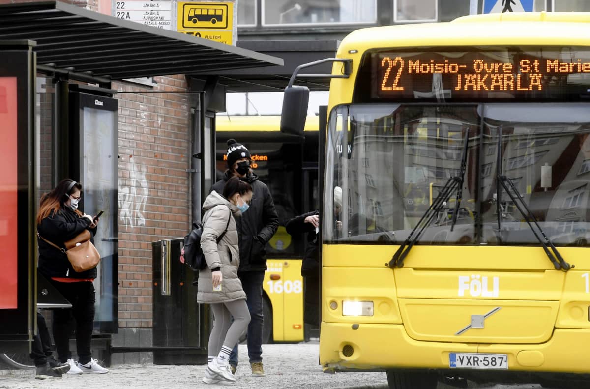 Ihmisiä ja linja-auto Turun keskustassa 22. maaliskuuta 2021.