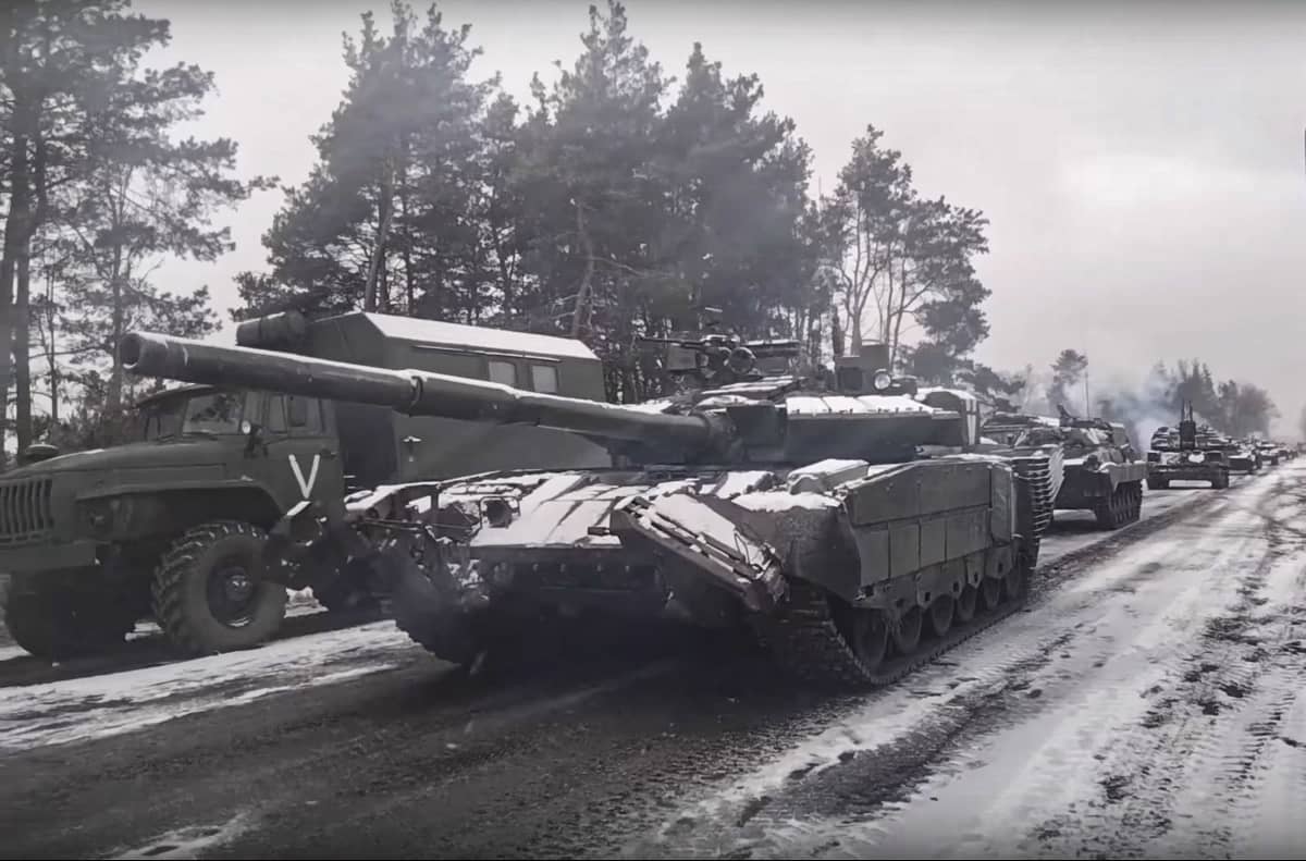 Venäjän puolustusministerön kuvassa puolustusvoimien autoja ja tankkereita ajamssa kohti Kiovaa.