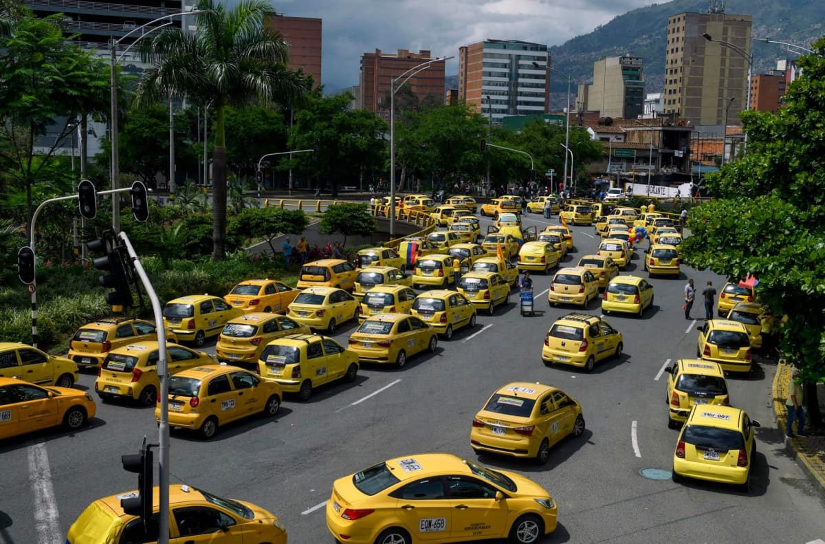 Taksinkuljettajat osoittivat mieltään Medellinissä Kolumbiassa.