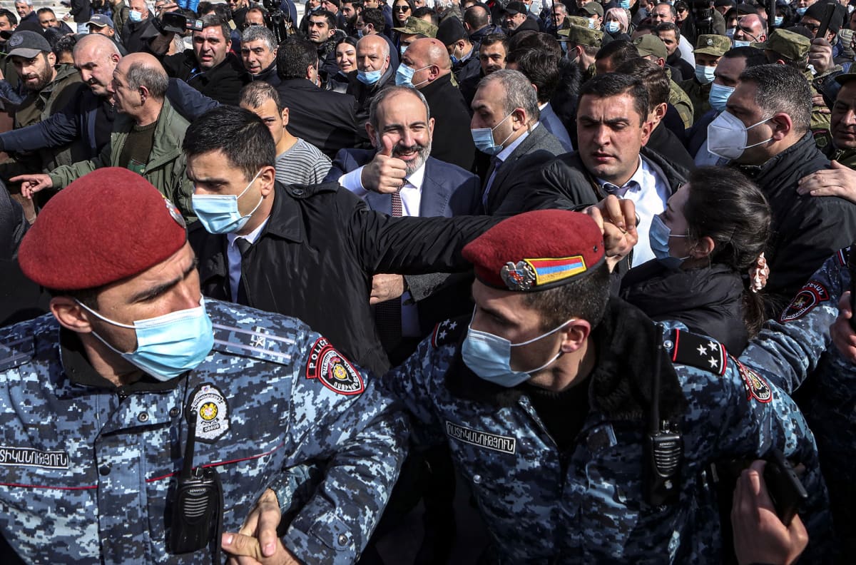Armenian pääministeri Nikol Pashinyan kannattajia.