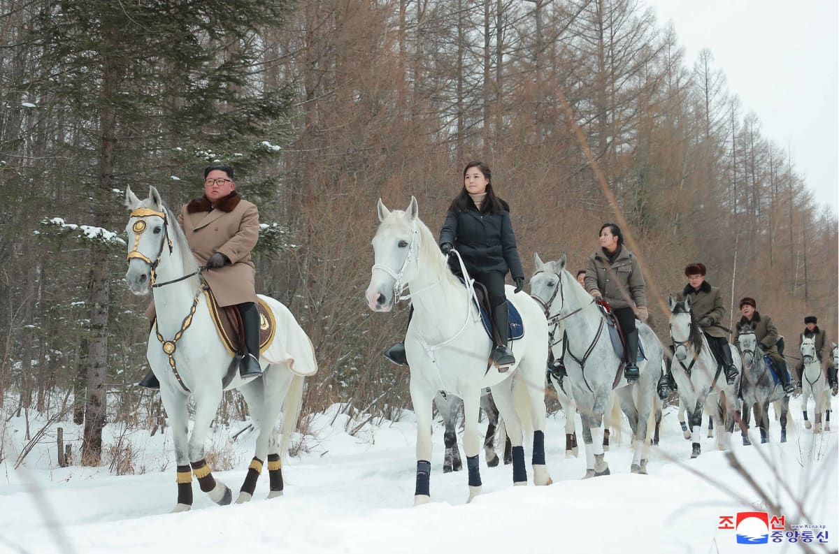 Kim Jong-Un på ridtur i vintras tillsammans med sin fru Ri Sol-Ju och systern Kim Yo-Jong
