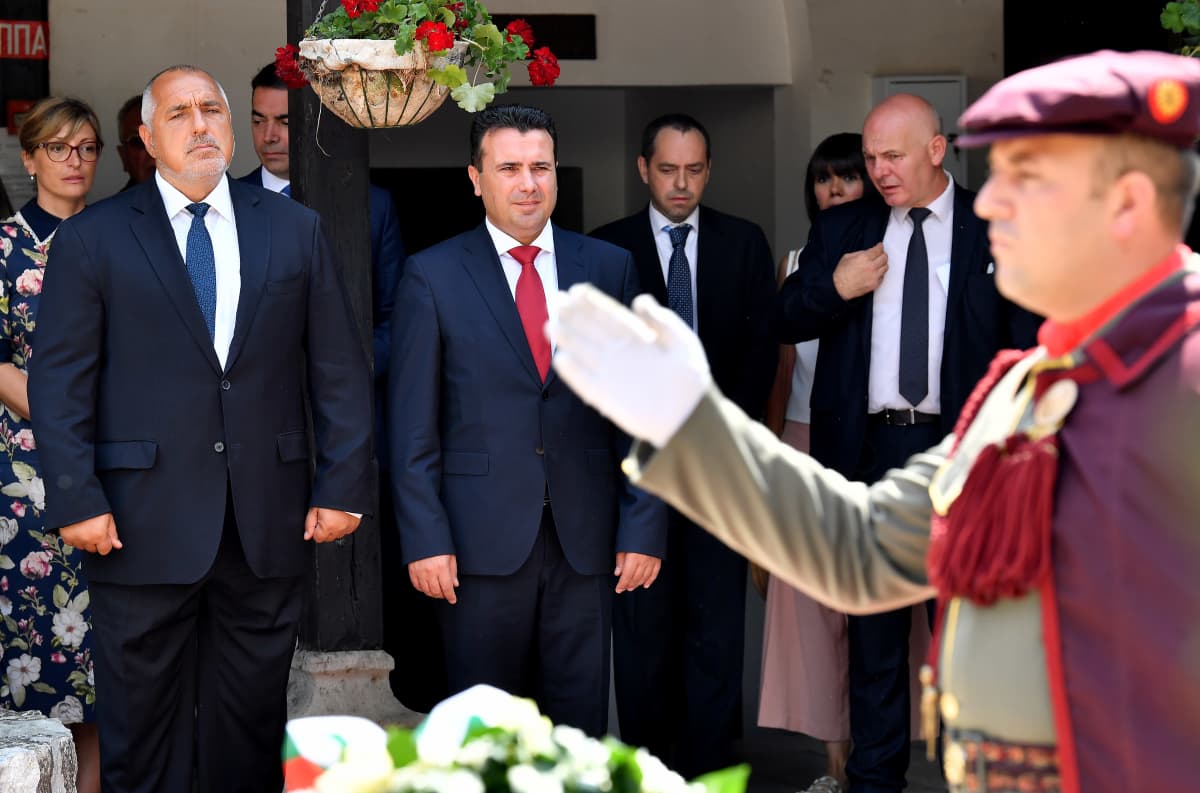 Bulgarian ja Pohjois-Makedonian pääministerit seisovat vierekkäin muistoseremoniassa