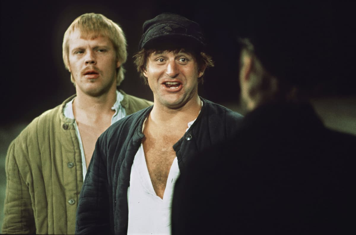 Näyttelijät Vesa-matti Loiri (Tuomas), Esko Salminen (Juhani) Seitsemän veljestä-näytelmässä vuonna 1976.