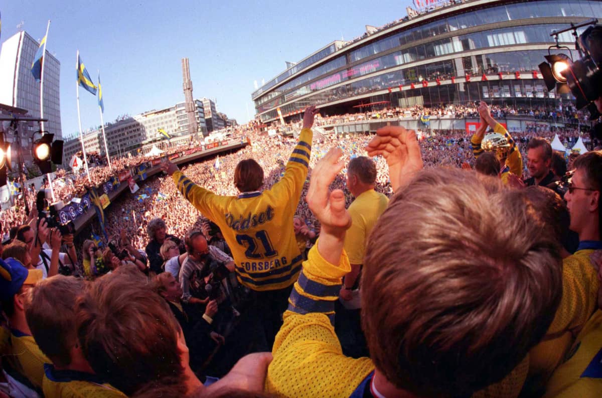 Sergelin torilla juhlitaa Ruotsin jääkiekon maailmamestaruutta 1998.