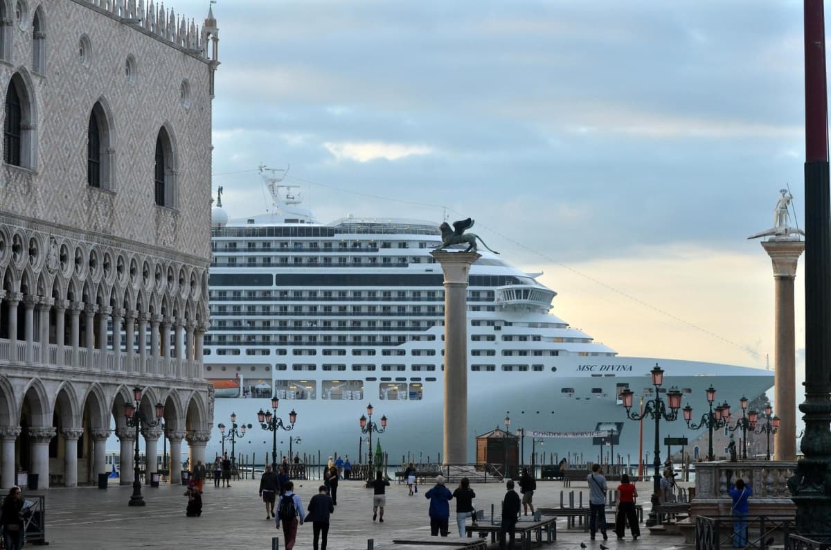 Risteilualus MSC Divina ohittaa San Marcon aukion Venetsiassa vuonna 2013.