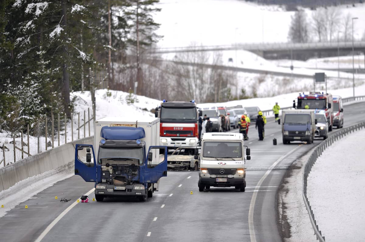 Salon Suomusjärvellä tapahtui 25. helmikuuta 2016 arvokuljetusauton (oik.) ryöstö. Kuva tapahtumapaikasta sen jälkeen, kun poliisi ja pelastuslaitos ovat tulleet paikalle ja aloittaneet tutkinnan.