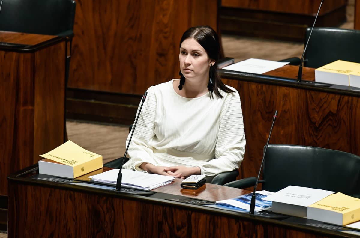 Tiina Elovaara kuvattuna eduskunnan täysistunnossa.