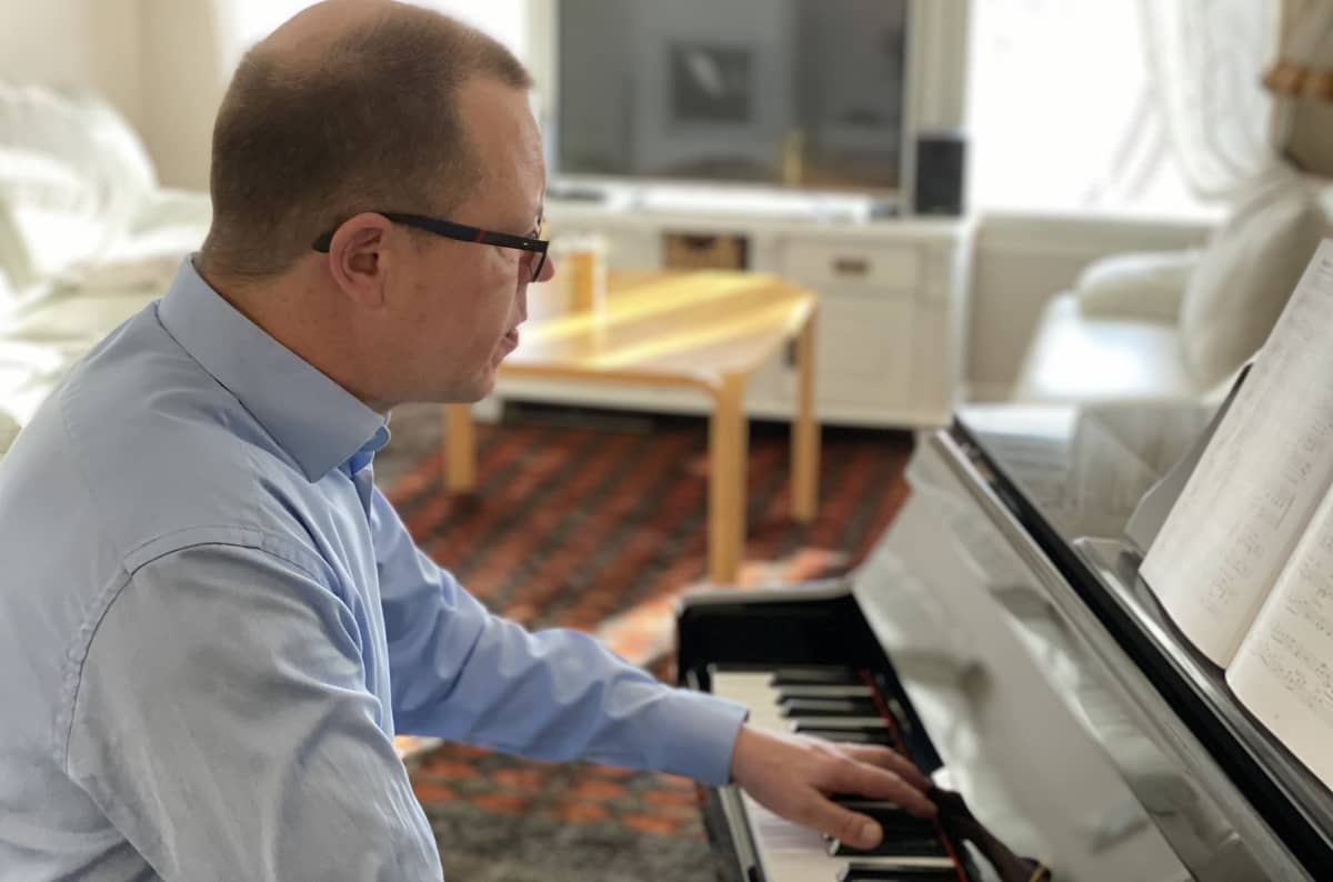 Lahden kaupungin opetus- ja kasvatusjohtaja Lassi Kilponen soittaa pianoa.