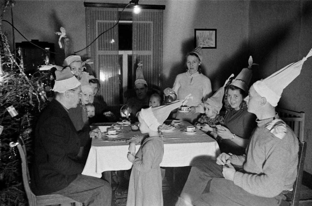 1940-luvulla perhe juhlimassa joulua
