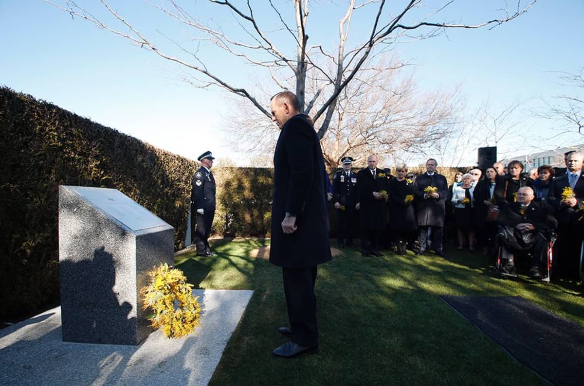 Australian pääministeri Tony Abbott muistomerkillä Canberrassa perjantaina.
