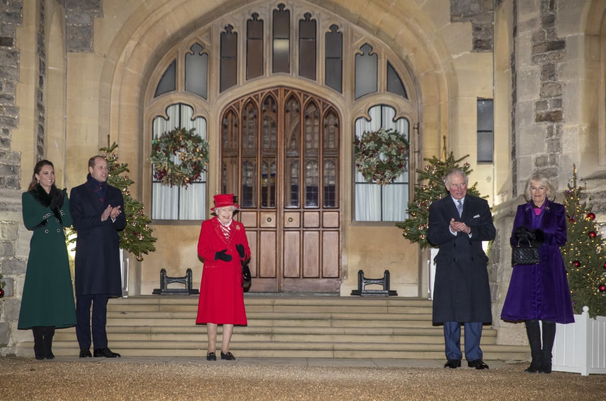 Prinssi William, herttuatar Catherine, kuningatar Elisabet, prinssi Charles ja herttuatar Camilla seisovat turvavälein.