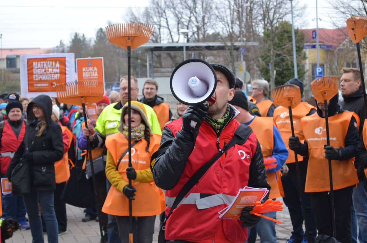 Kunta-alan työntekijöidenmielenosoitus Espoossa.