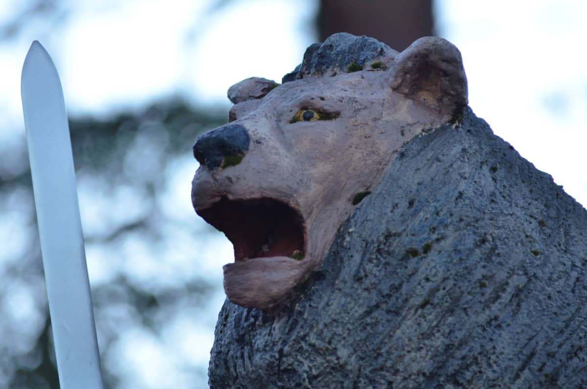 Leijona katsoo itään jääri Jussin hautasellin katolla