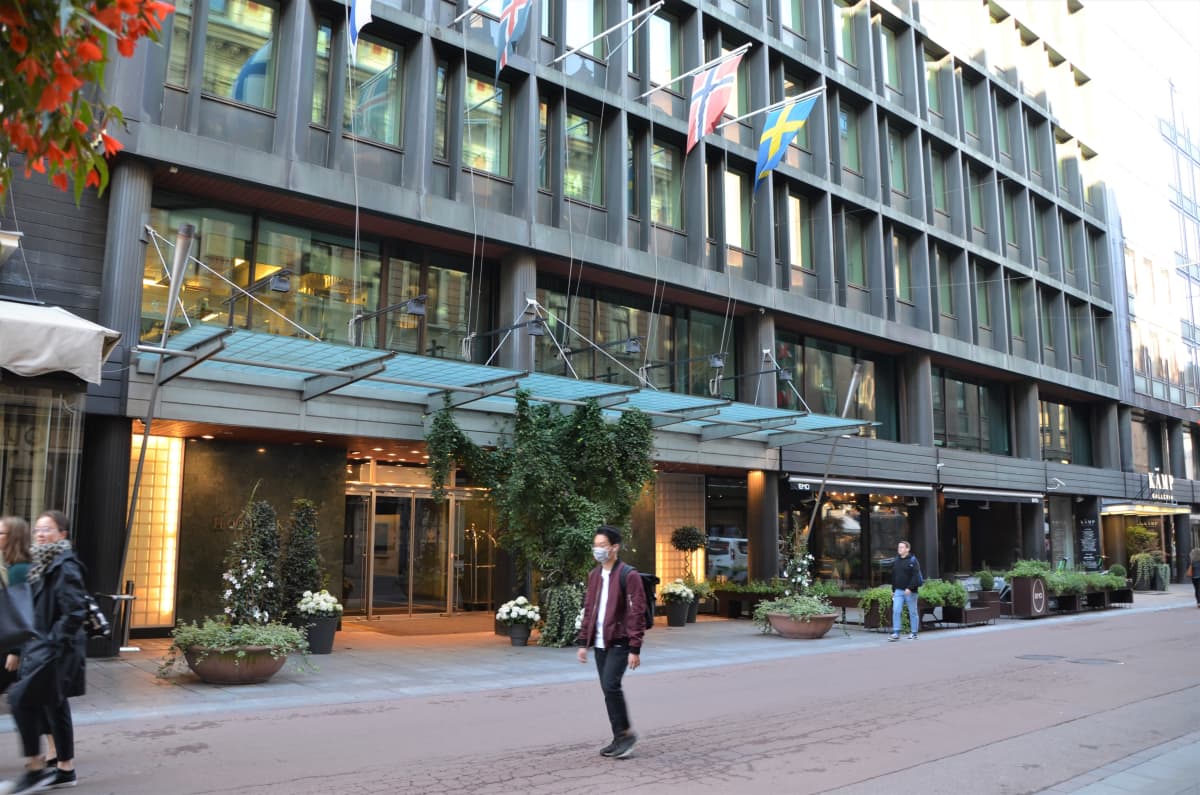 Hotell Kämps ingång via Glogatan i Helsingfors.