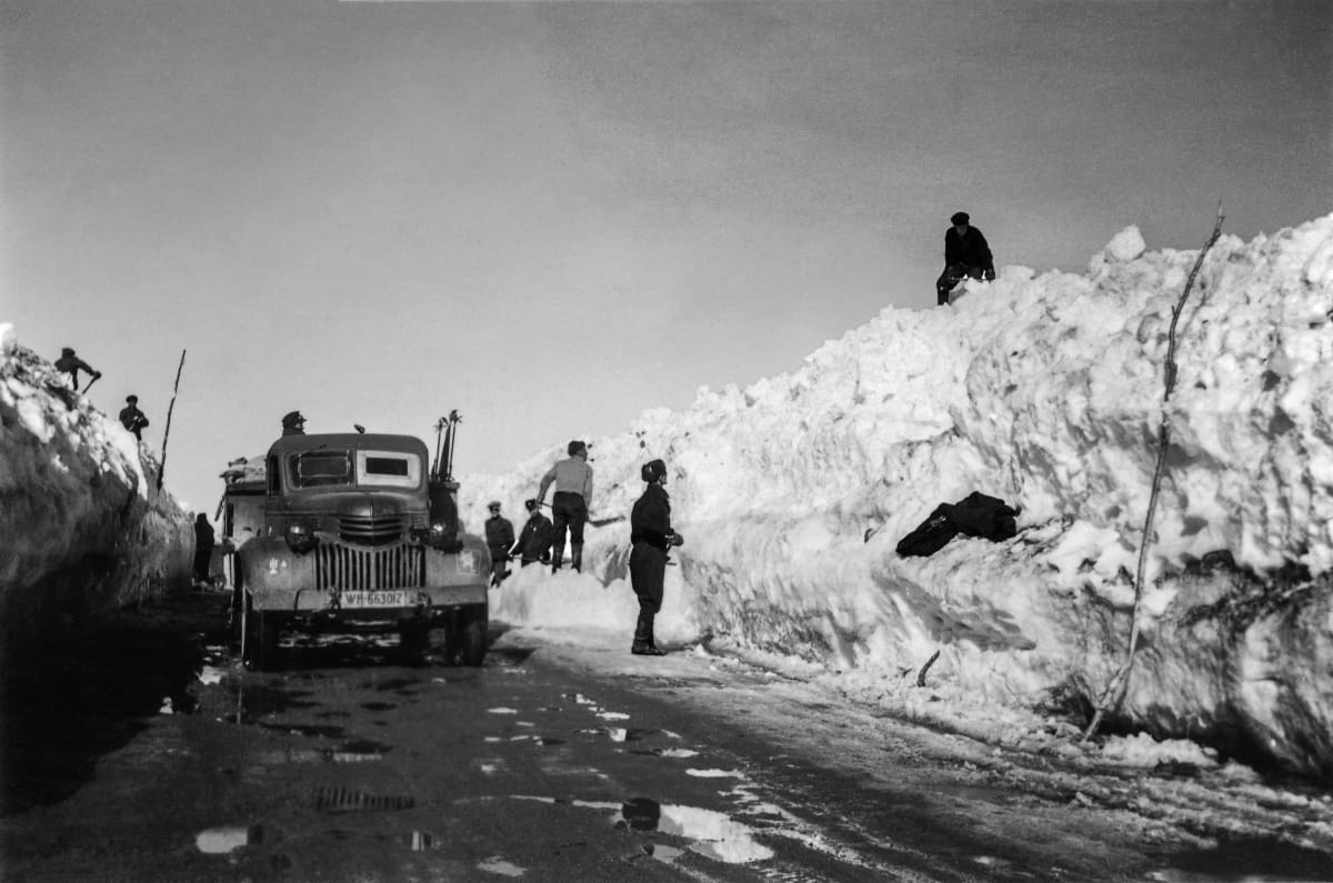 Miehiä lapioimassa lunta Jäämerentieltä. Tiellä on kuorma-auto. Petsamo 1942 tai aikaisemmin.