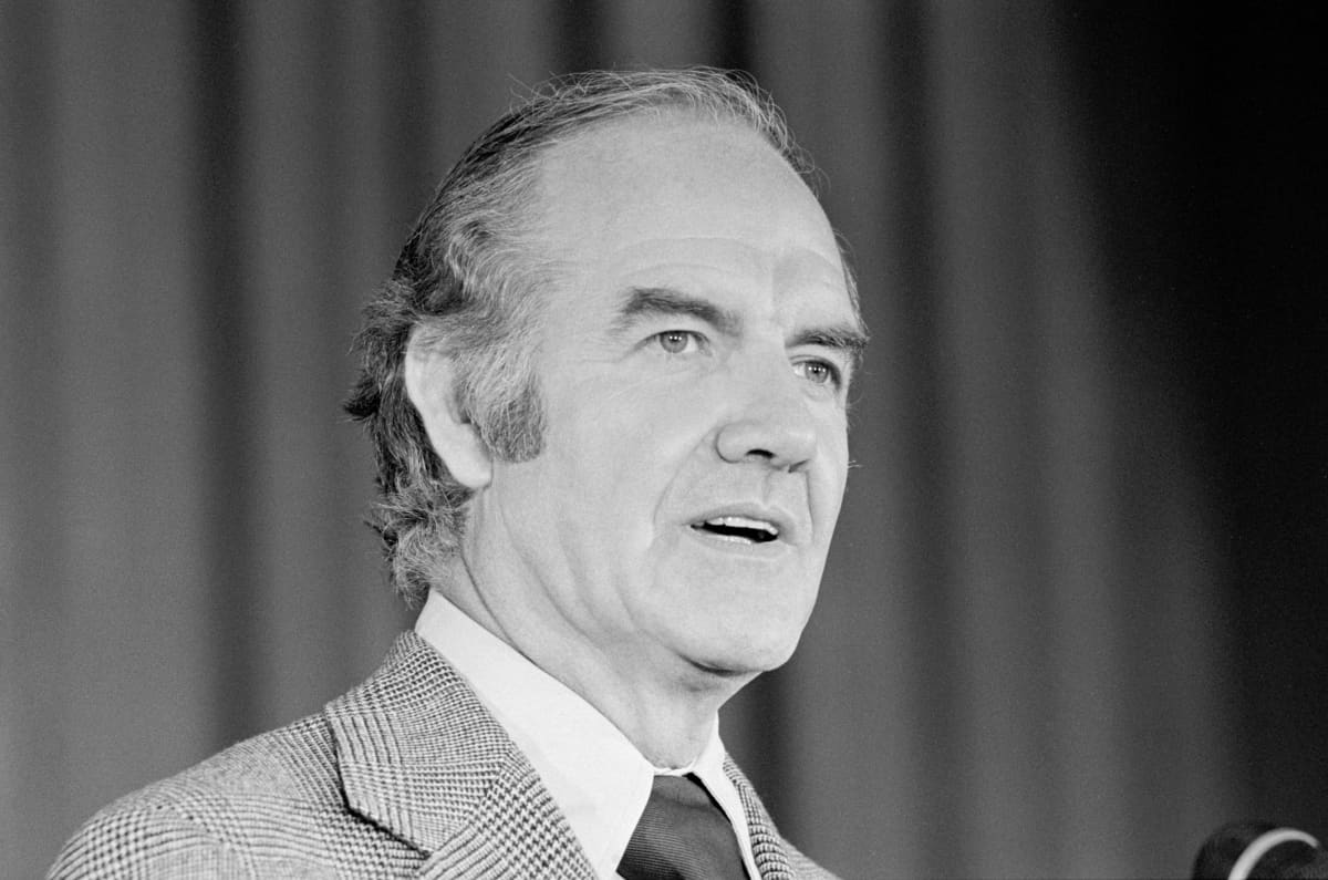 George McGovern puhuu mustavalkoisessa kuvassa.