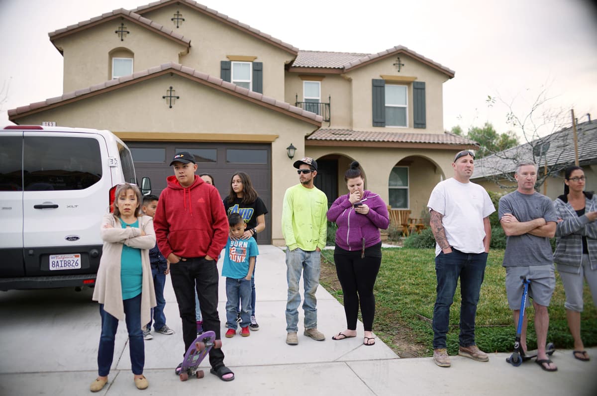 Naapurit seisovat Turpinien talon edustalla Kalifornian Perrisissä.