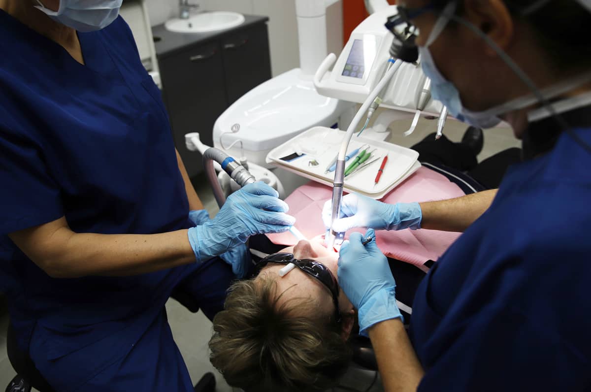 potilasta hoidetaan hammaslääkärissä
