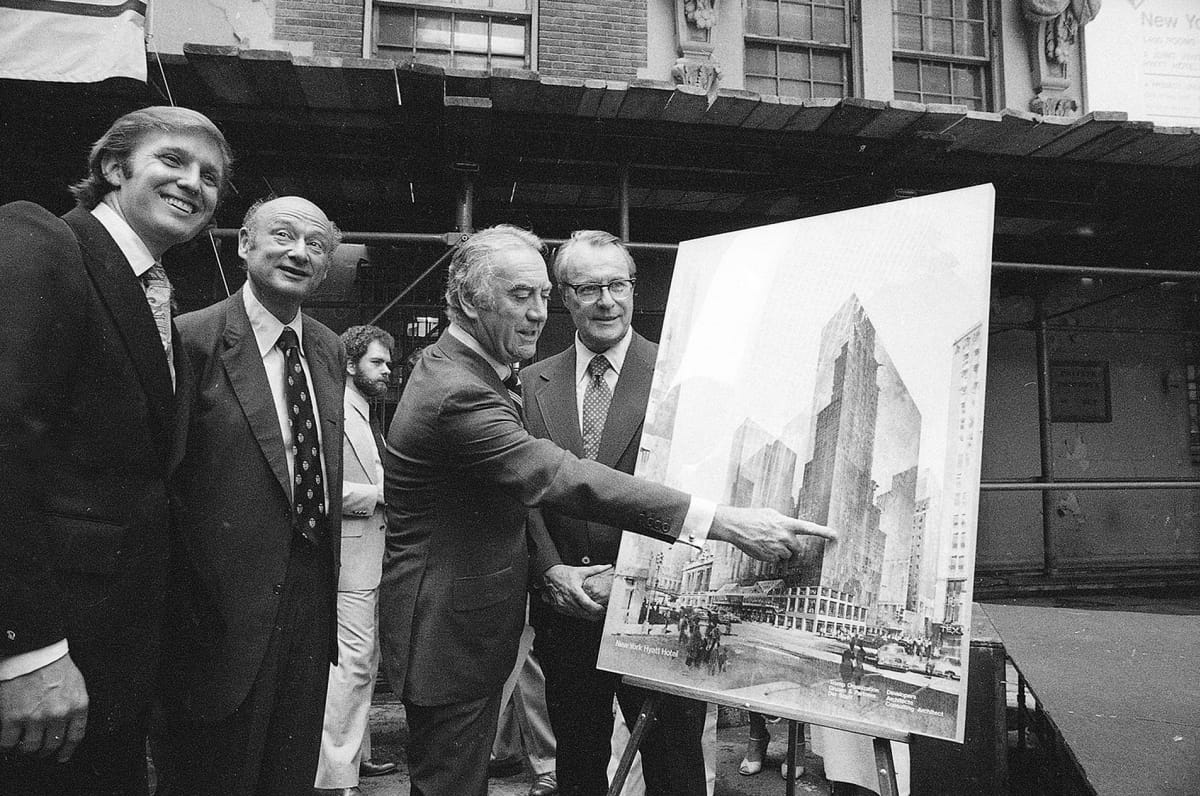 Kuvernoori Hygh Grant esittelee Hyatt-hotellin suunnitelmaa kesäkuussa 1978. Kuvan vasemmassa reunassa seisoo nuori Trump.